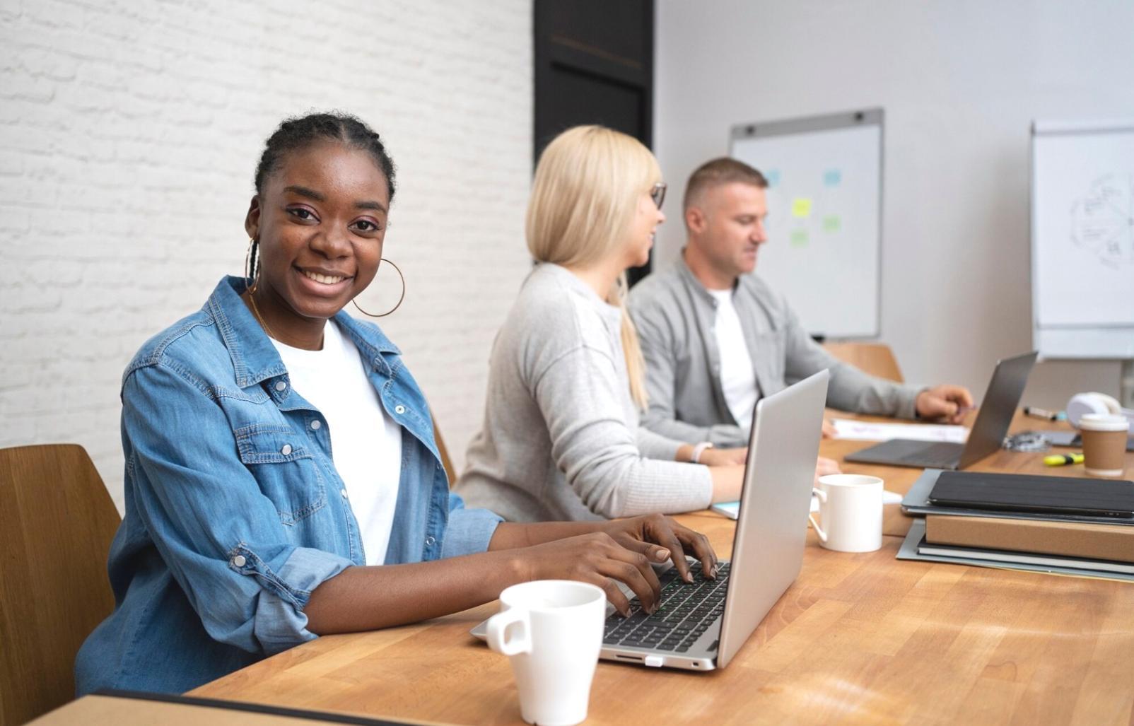 Equipo de consultores financieros trabajando en estrategias empresariales